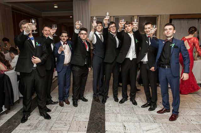 Fotka stužková – Chlapci s maturitnými pohármi