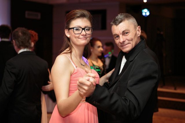 Fotka stužková – Maturantka s ockom tancujú