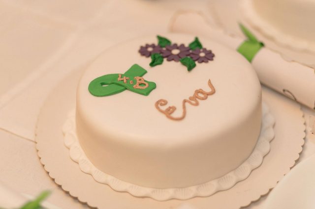 Fotka stužková – Biela torta so zelenou stužkovu
