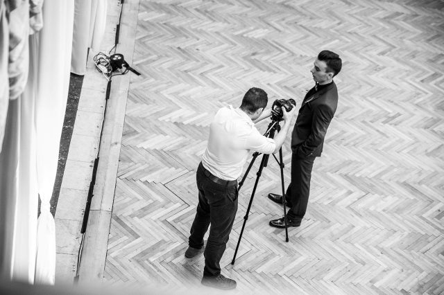 Fotka stužková – Kameraman natáča detail stužky