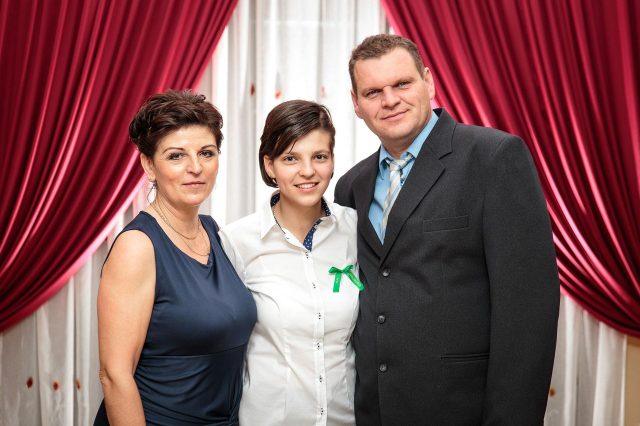 Fotka stužková – Maturantka s rodičmi so zelenou stužkou