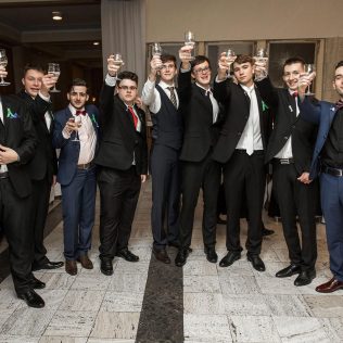 Fotka stužková – Chlapci s maturitnými pohármi