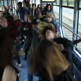 Harlem shake v električke za triednu knihu?